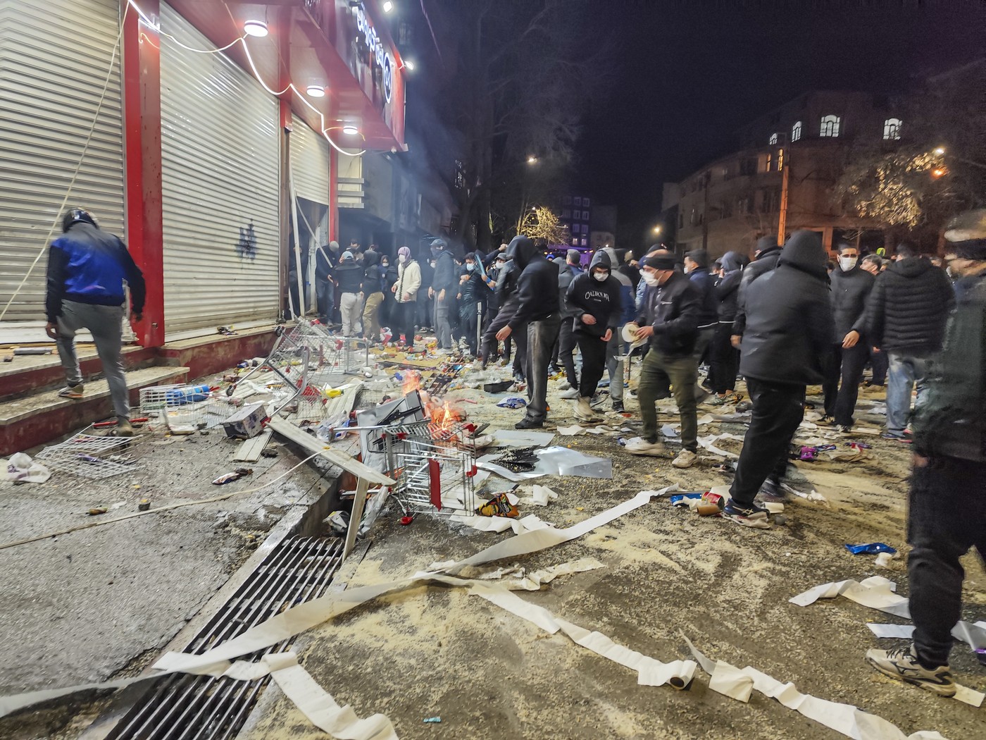 Imagini cu Iranul în flăcări: Instituții sub asediu, zeci de morți și izolare digitală după intervenția brutală a forțelor de ordine; Prințul exilat îndeamnă iranienii să iasă în stradă.