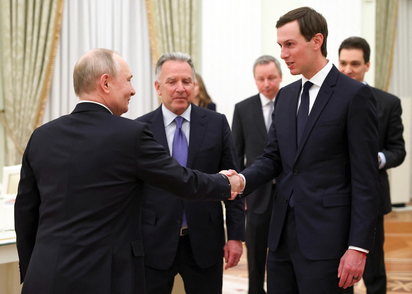 Discuții nocturne despre Ucraina. Putin i-a primit deja la Kremlin pe emisarii lui Trump.