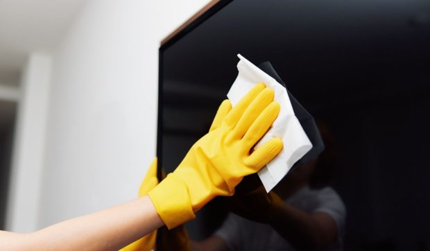 Mulți oameni șterg ecranul televizorului în mod incorect – acest obiect din bucătărie vă asigură un ecran impecabil în 30 de secunde.