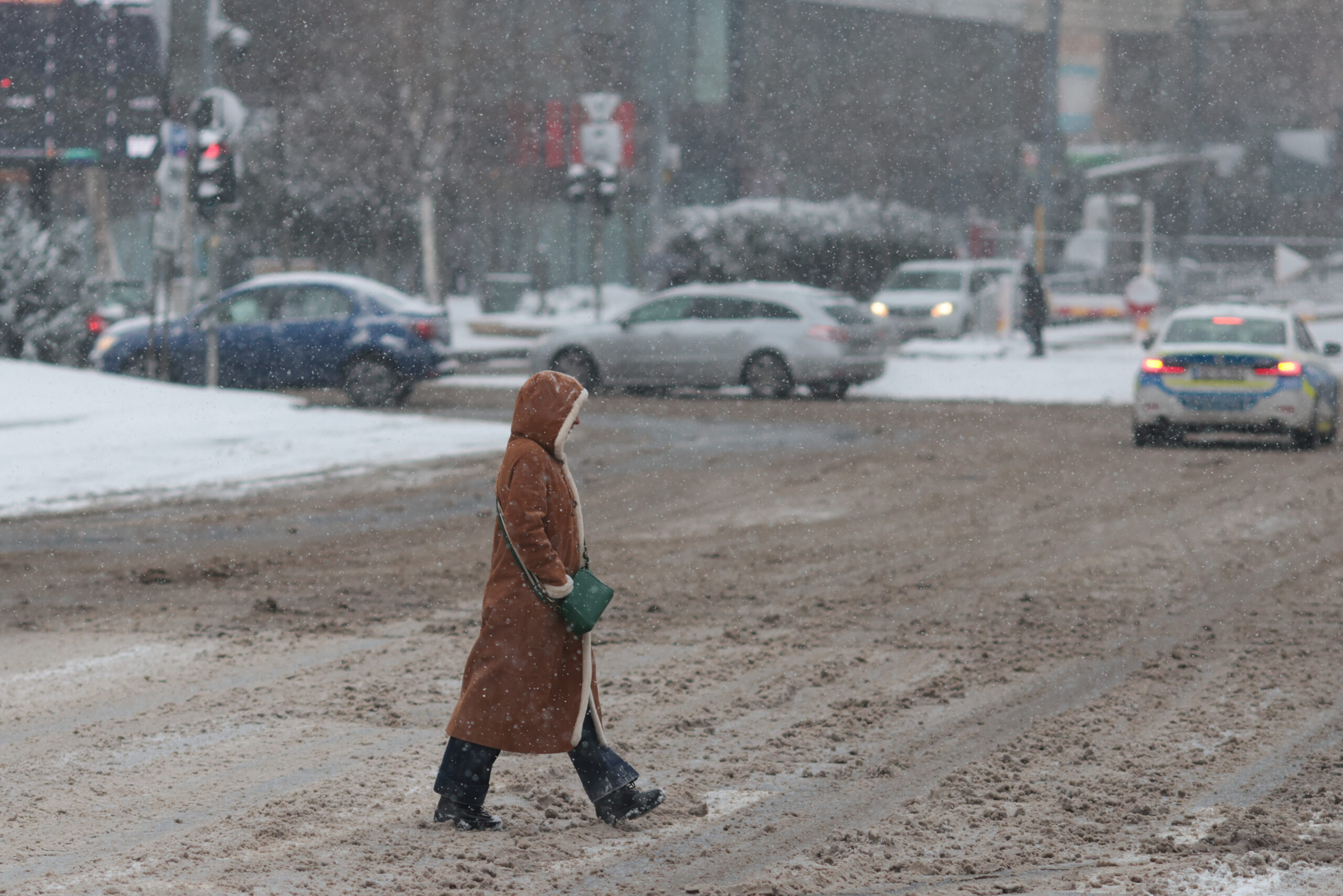 MAI oferă recomandări pentru cetățeni în contextul alertelor meteorologice, analizând „închiderea preventivă a unor sectoare de drum”