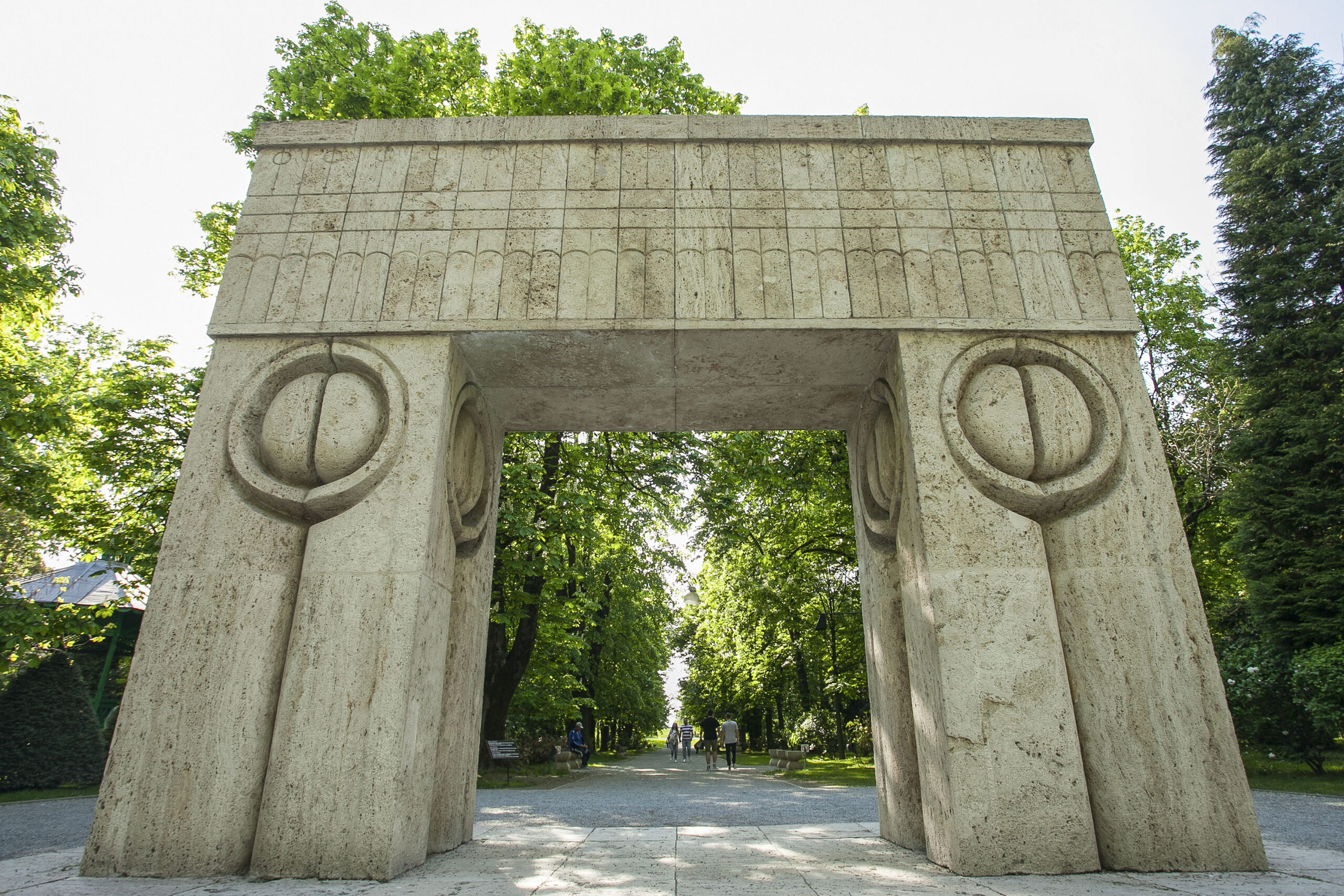 Bancă avariată din Ansamblul Brâncuși, lângă Poarta Sărutului. Poliția desfășoară investigații într-un caz de distrugere.