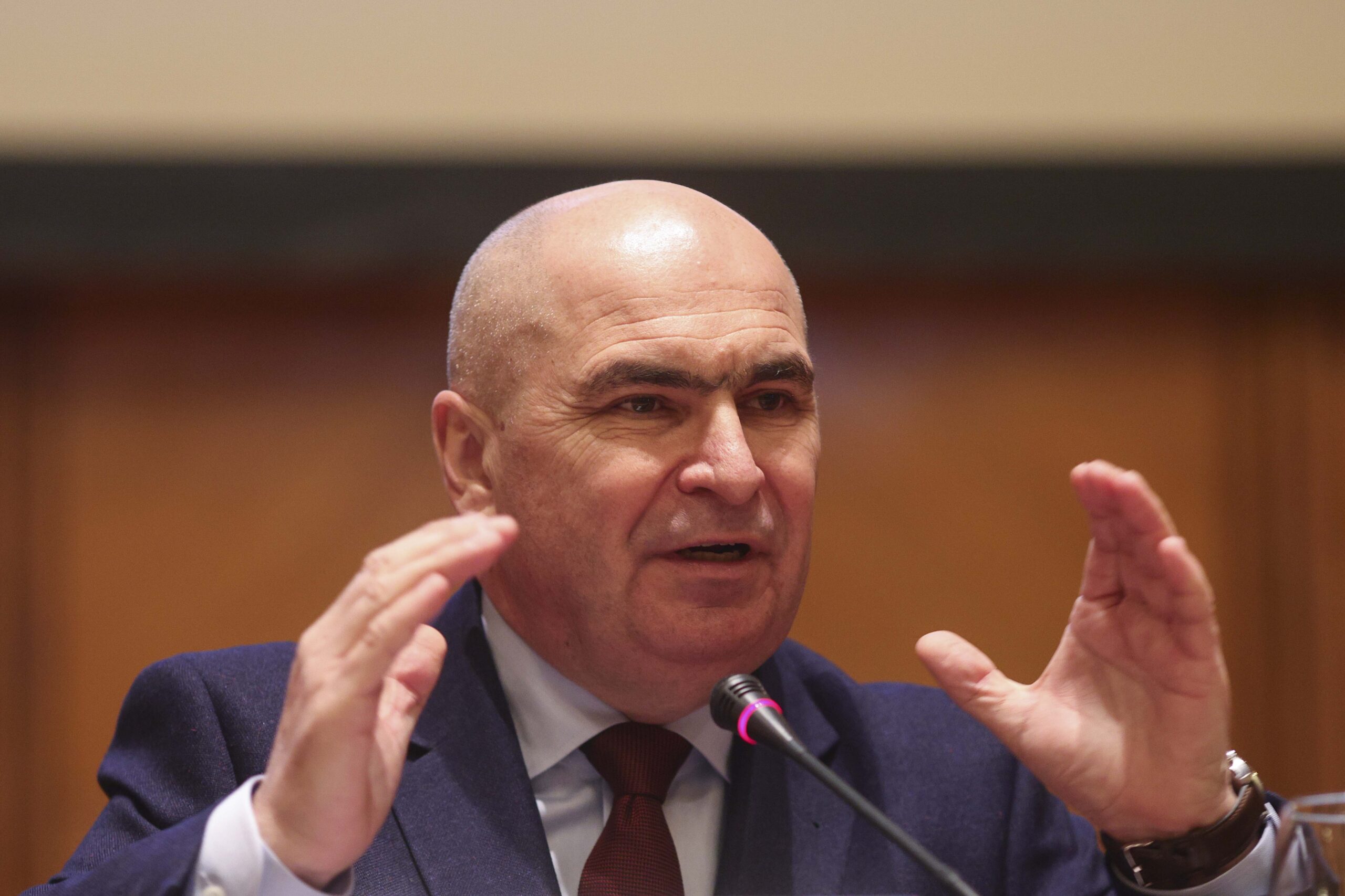 Bolojan dorește ca absolvenții de medicină să activeze în România pentru un număr minim de ani. „Ai o responsabilitate față de această țară.”