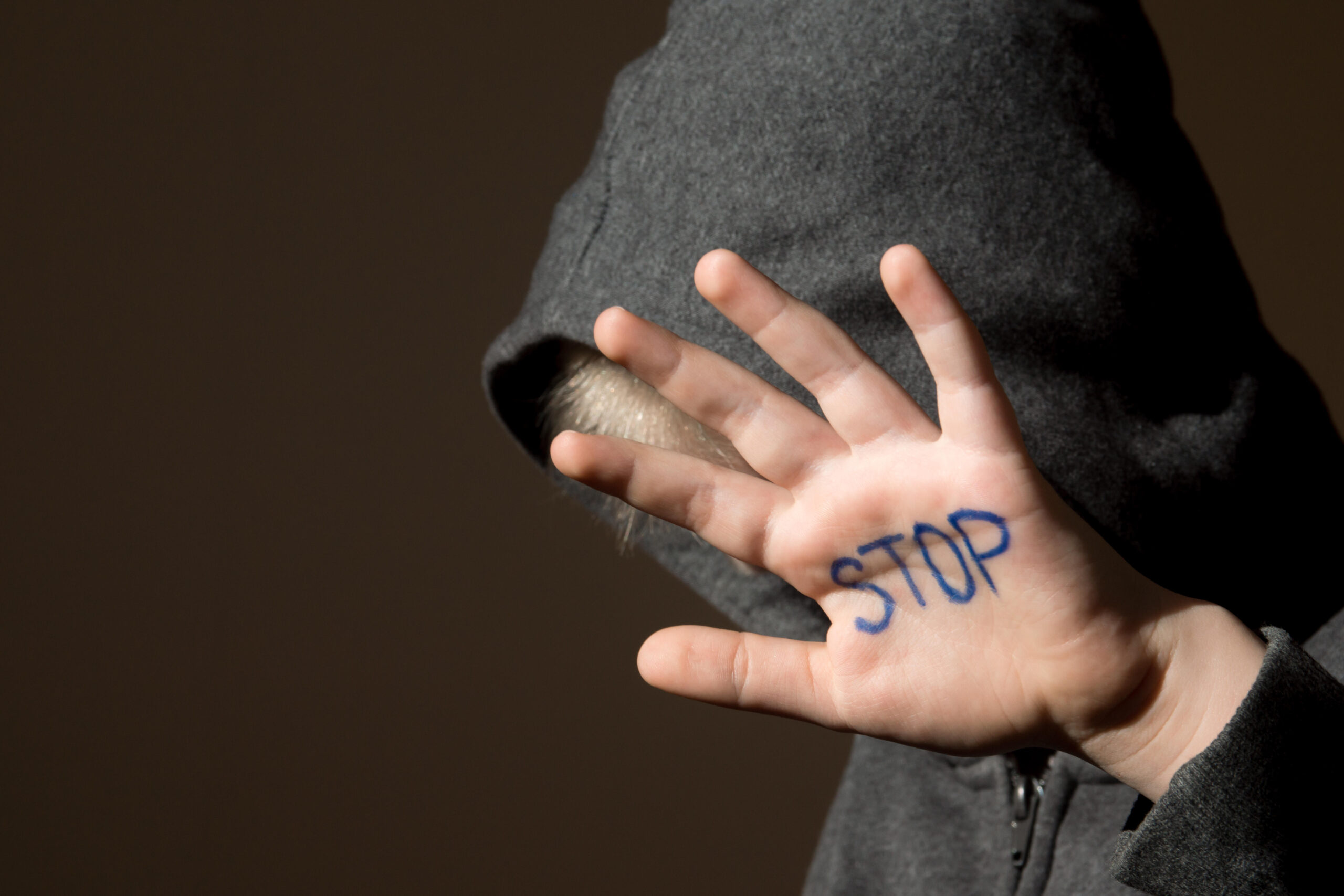 Doi copii din Mureș au părăsit locuința și au declarat polițiștilor că sunt victime ale violenței în familie. Părinții lor au fost luați în custodie.