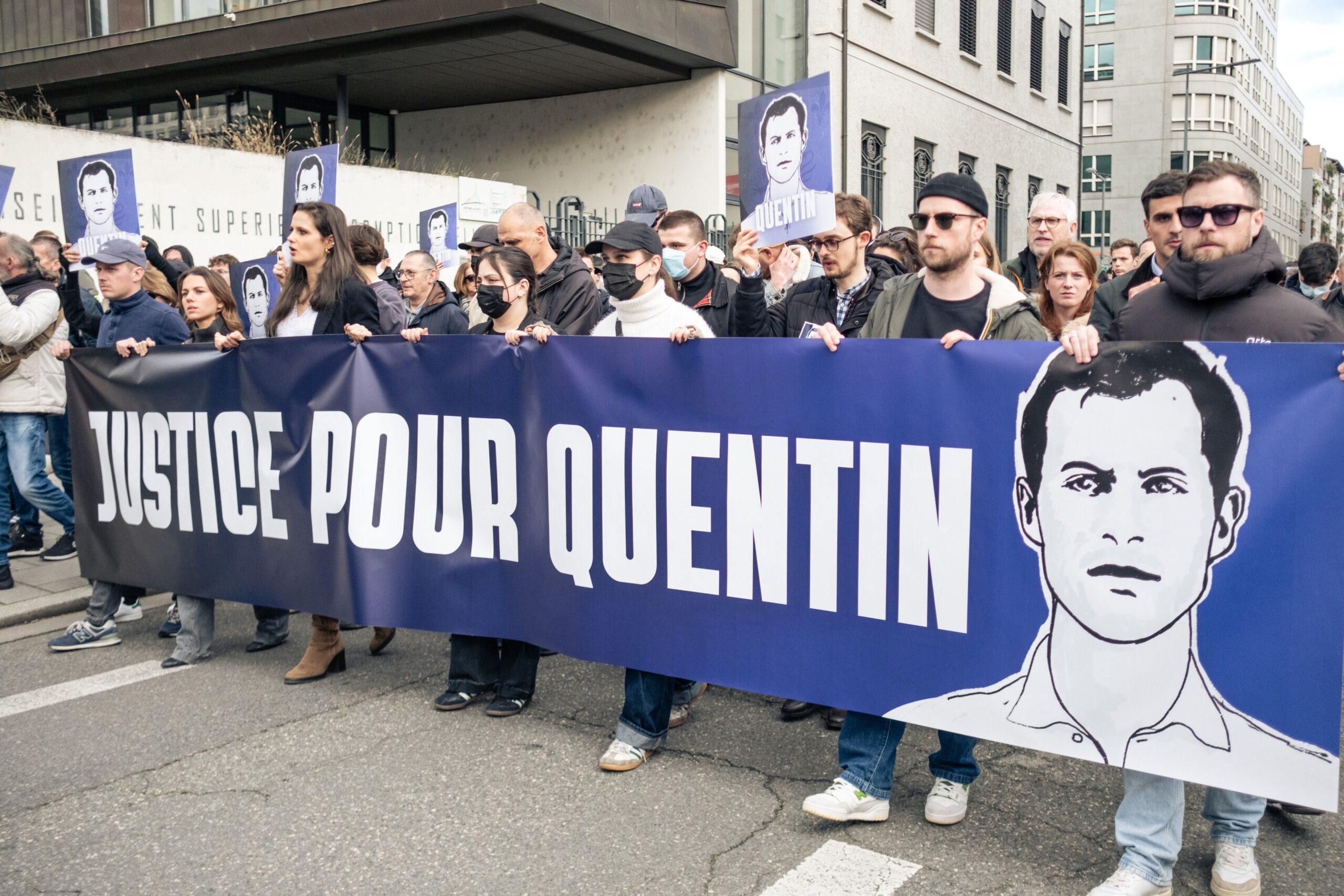 Parchetul din Lyon inițiază două anchete în urma marșului pentru Quentin Deranque: saluturi naziste, insulte rasiste și homofobe.