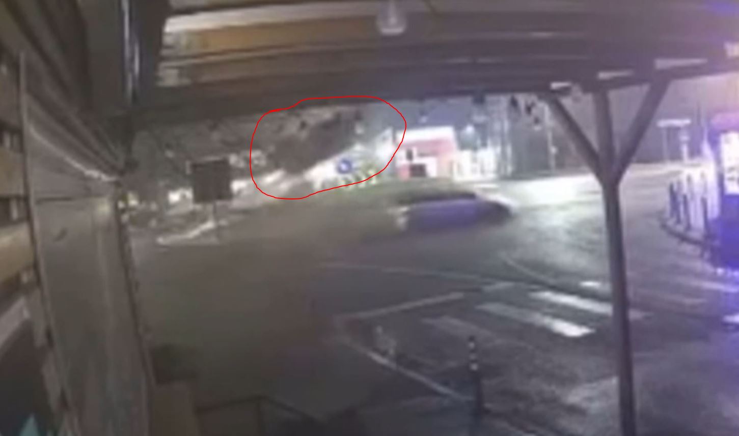 Accident spectaculos în Ilfov după ce o mașină a „zburat” peste un sens giratoriu. Explicațiile lui Titi Aur