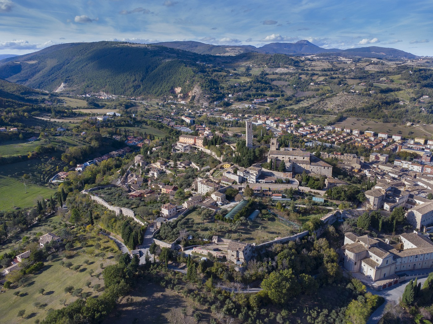 Antreprenor român dispărut, descoperit decedat lângă o cascadă în Italia. Ipoteza inițială a anchetatorilor.