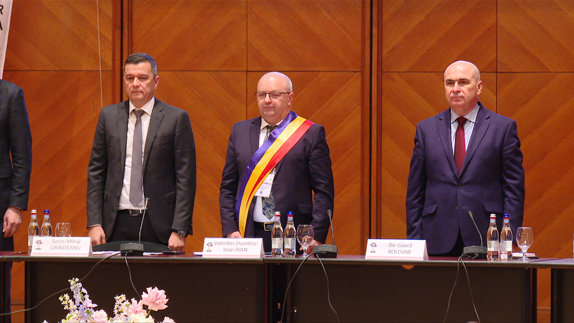 Grevă în peste 1.500 de primării, tensiuni la întâlnirea cu Bolojan. Premierul avertizează: Fie reforme, fie comasare.