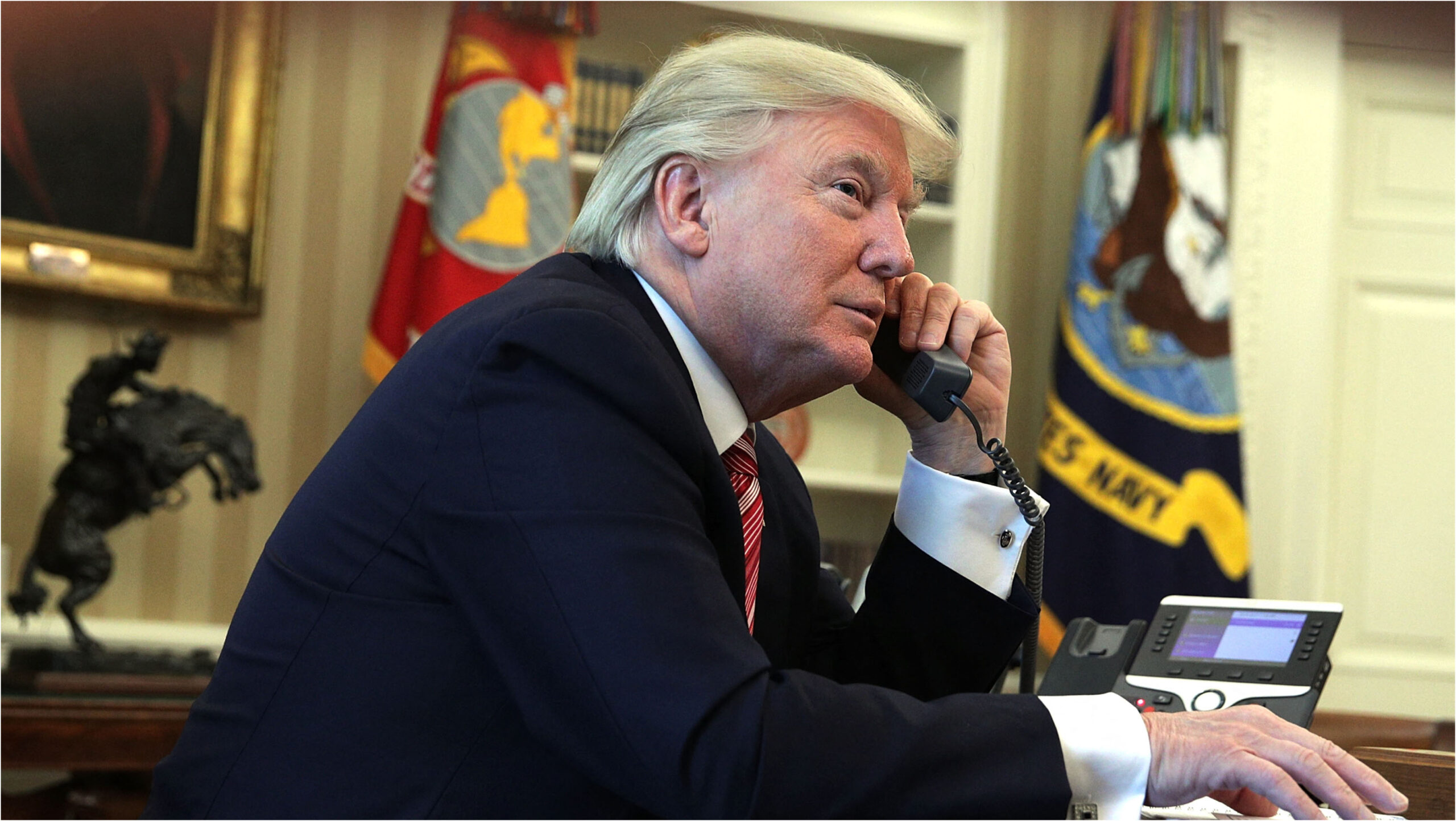 Trump amână, pentru moment, majorarea tarifelor vamale pentru UE și Marea Britanie, menținându-le la 10%. Experții: Incertitudinea persistă.