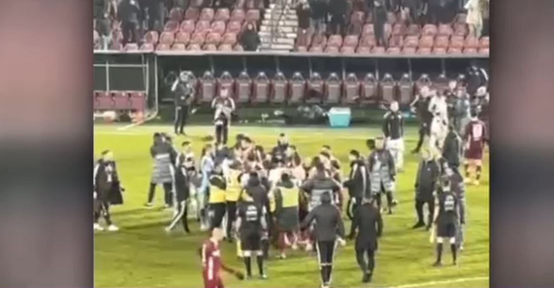 Conflict general după partida U Cluj – CFR Cluj. Antrenorul Cristiano Bergodi a intervenit agresiv asupra adversarilor după ce ar fi fost jignit.