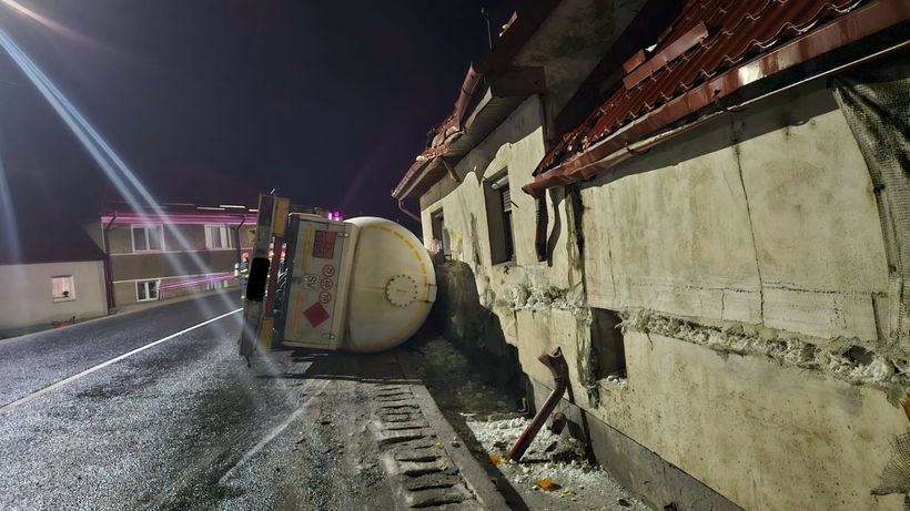O autocisternă ce transporta gaz butan s-a răsturnat pe DN1, iar locuitorii din apropiere au fost evacuați.