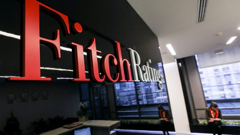 Fitch păstrează ratingul României la BBB-, cu o perspectivă negativă. „Rămân riscuri din cauza tensiunilor din coaliţie”