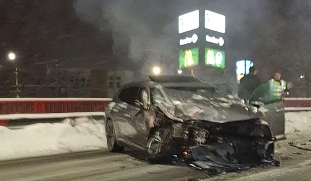 Un șofer a pierdut controlul direcției, a pătruns pe contrasens și a colizionat violent cu un autobuz, în Ploiești. O femeie a fost transportată la spital.
