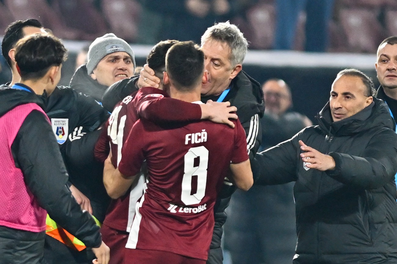 Scandal după meciul CFR – U Cluj. Bergodi a sărit la bătaie și i-a prins de gât pe jucătorii CFR-ului! Ultrașii, aproape să pătrundă pe teren.