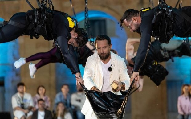 Finala Power Couple România 2026. Dani Oțil a înmânat trofeul și cecul câștigătorilor.