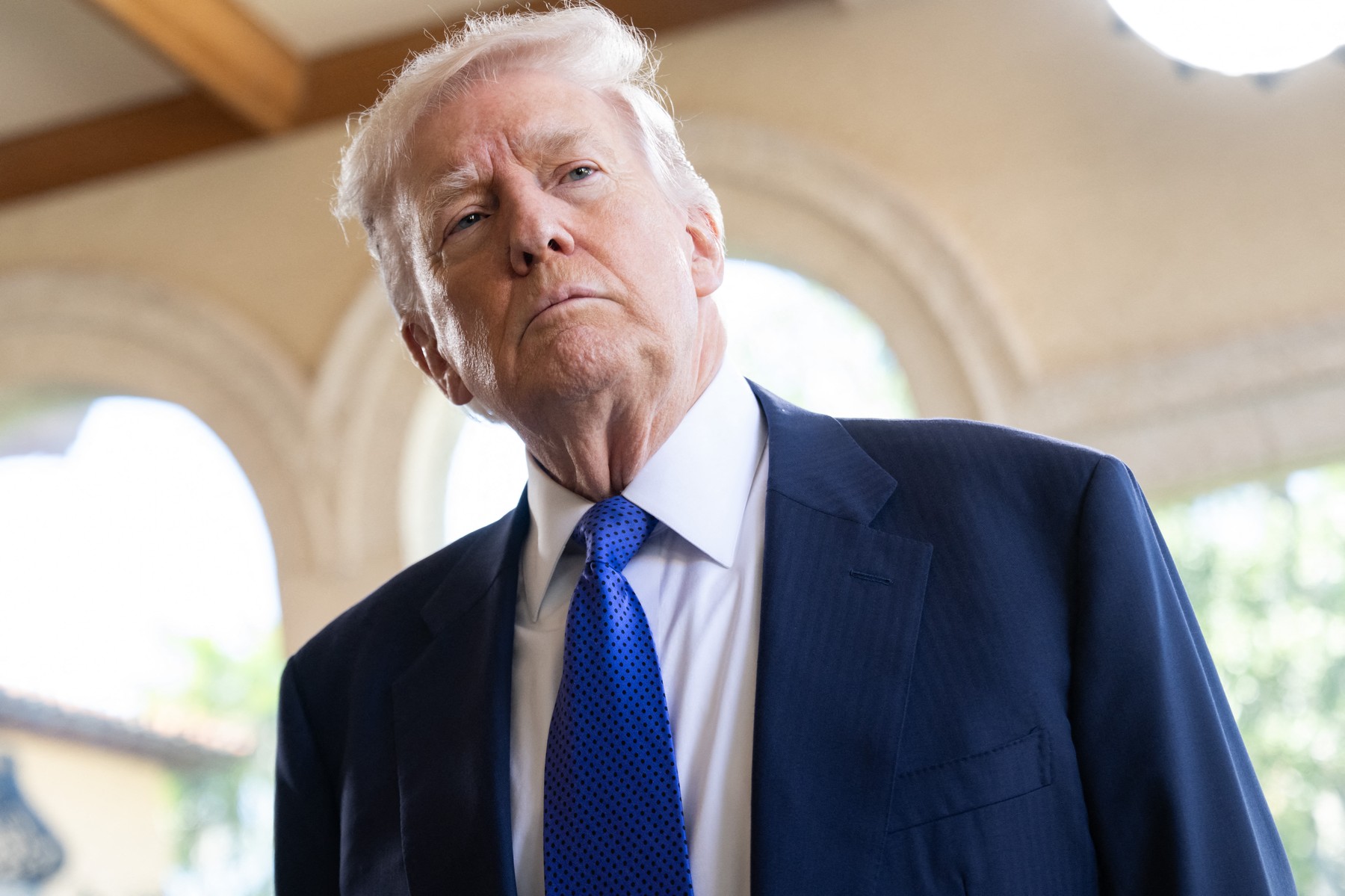 Donald Trump îl acuză pe Obama de divulgarea informațiilor clasificate referitoare la extratereștri.