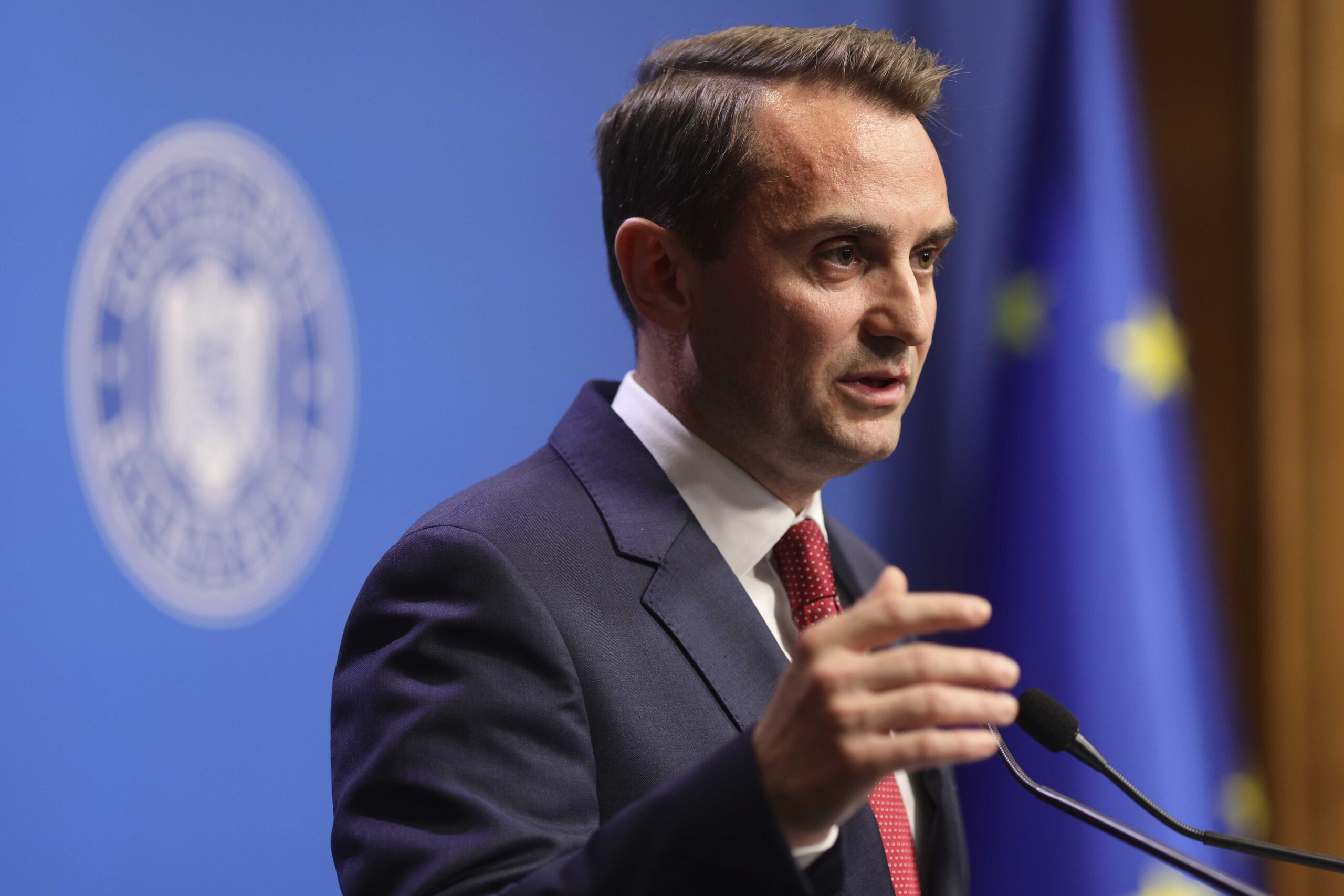 Cancelaria lui Bolojan nu a redus 40% din posturi, așa cum a fost anunțat în iulie 2025: „Se așteaptă semnarea proiectului” / Ce economii au fost realizate