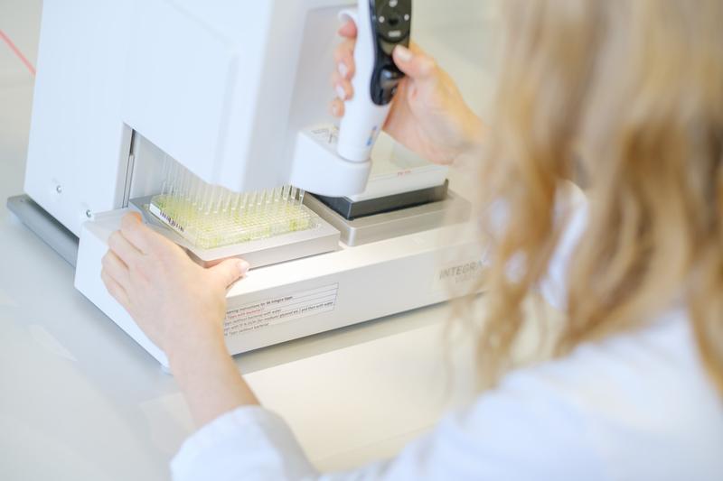 Virusul purtat de 95% dintre oameni pe parcursul întregii vieți, asociat uneori cu afecțiuni severe. Primul anticorp uman care poate bloca acest virus, dezvoltat de cercetători din Statele Unite.