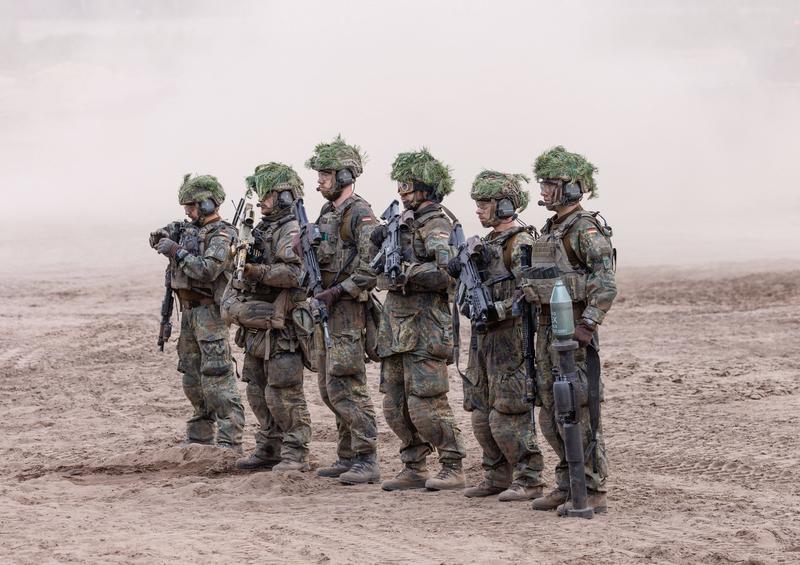 Militari ucraineni vor antrena armata germană, după semnarea acordului de către miniștrii apărării din cele două țări.