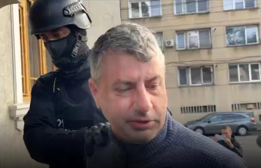 Bărbatul din Iași care a agresat-o pe fosta soție cu un ciocan și ulterior a incendiat-o în fața blocului a primit sentința.