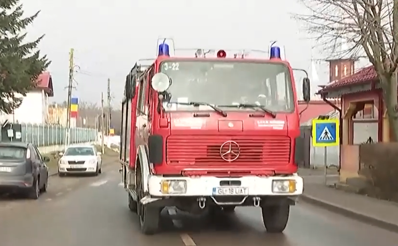 Poliția a oprit un pompier îndreptându-se spre același incendiu și i-a suspendat permisul, în Galați. Cum justifică IPJ