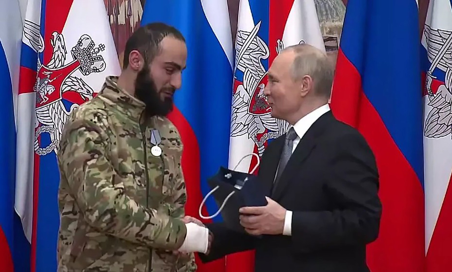 Luptătorul profesionist de MMA, distins de Putin, care a devenit comandantul batalionului paramilitar Arbat din Donețk, a fost omorât în timpul unei „misiuni de luptă”.