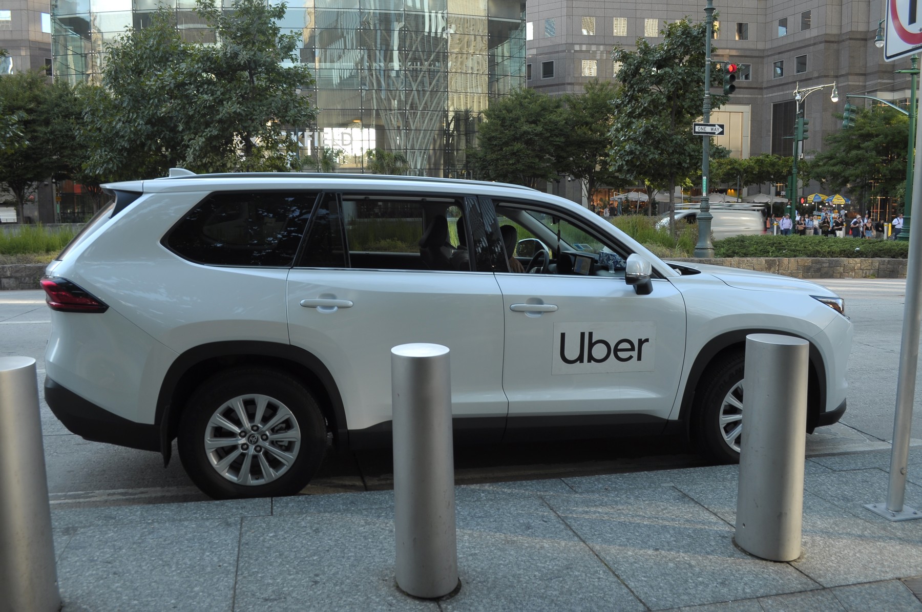 Uber obligată să achite 8,5 milioane de dolari într-un proces în care o femeie a reclamat că un șofer a oprit mașina și a agresat-o sexual.