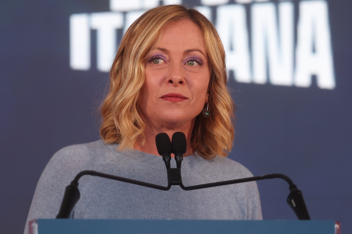Giorgia Meloni denunță „deriva iliberală” a stângii, după ce un comediant de dreapta, criticat pentru umorul său, s-a retras de la San Remo din cauza presiunilor.