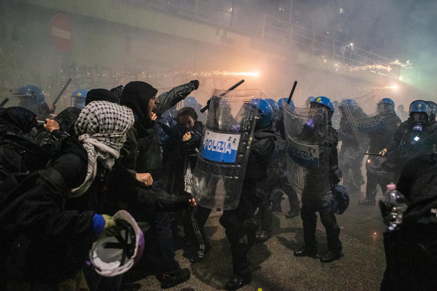 Olimpiada sub asediu: Arestări la Milano după proteste violente și suspiciuni de sabotaj feroviar în prima zi a competiției