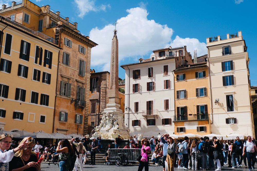 Guvernul italian condamnă un „act absurd de barbarie” în urma deteriorării unei statui celebre din Roma.