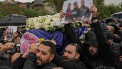 Sute de persoane din Beirut își plâng jurnaliștii uciși în atacul israelian.