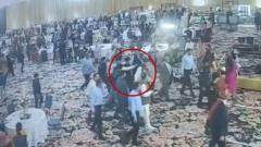 Imaginile surprind momentul în care un foc de armă la distanță mică ratează un politician indian.