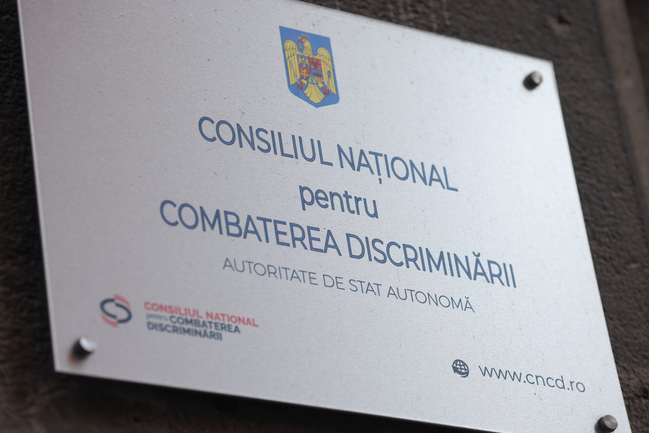Angajații CNCD reintroduc manual informațiile din reclamațiile online: Licitație IT de 4 milioane euro pentru digitalizarea serviciilor instituției.