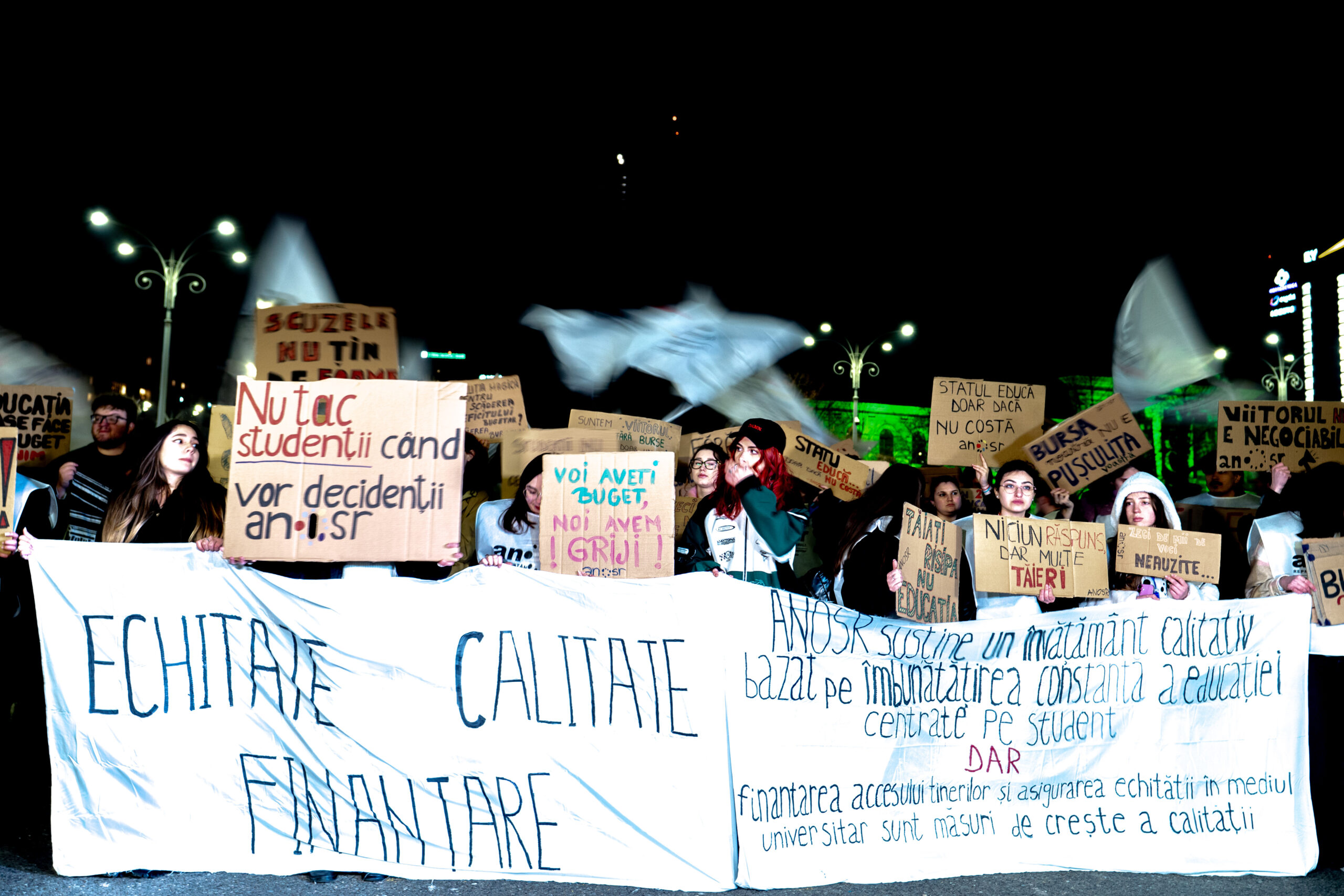 Ministrul Educaţiei a venit să discute cu studenţii care protestau în Piaţa Victoriei. Ce le-a comunicat.