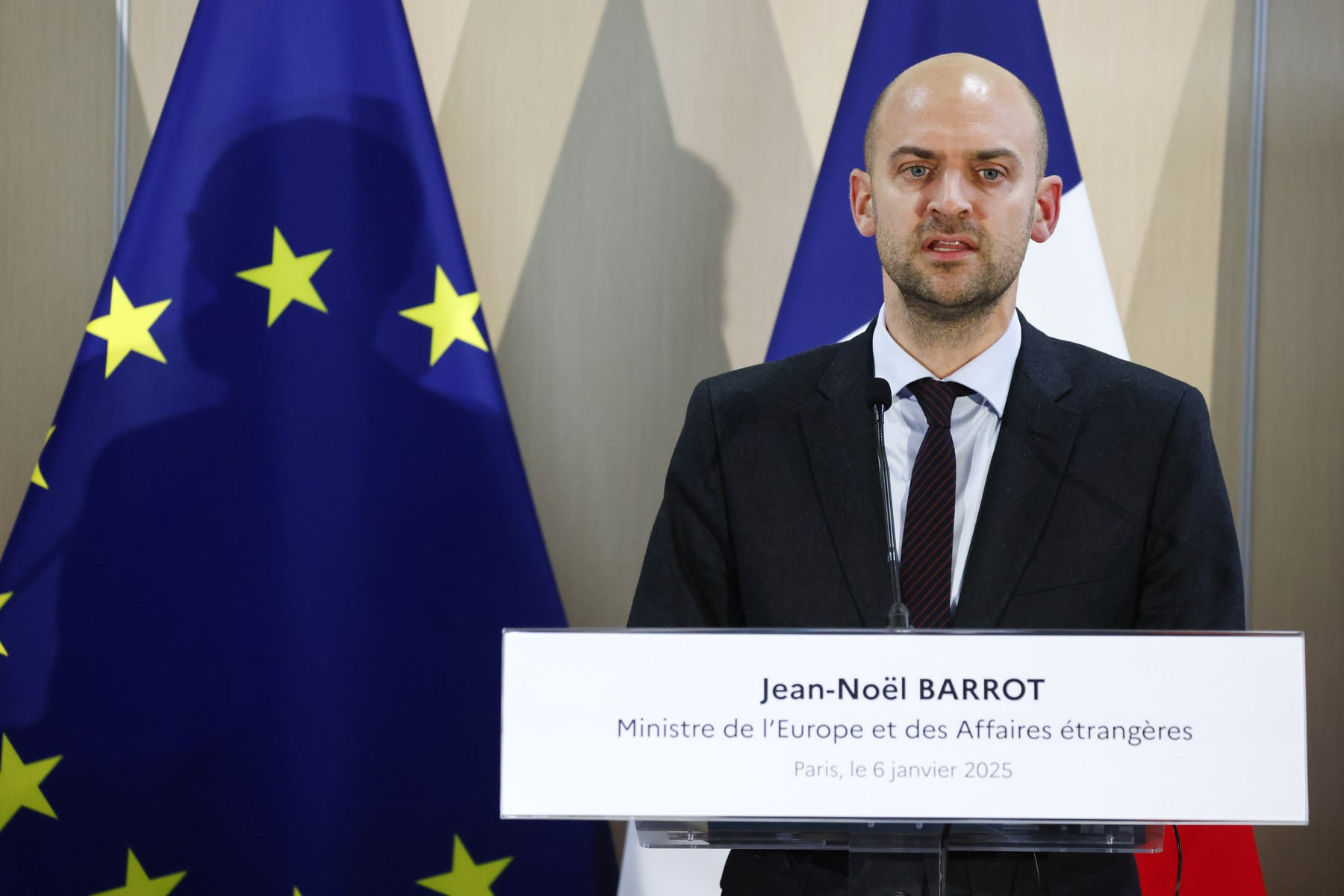 Șeful diplomației franceze îi acuză de „trădare” pe primarii recent aleși care au îndepărtat drapelul UE.