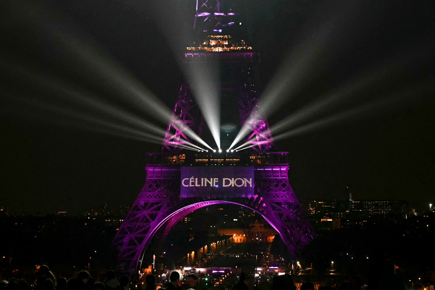 Céline Dion a anunțat că revine pe scenă printr-un mesaj pe Turnul Eiffel: artista va avea o serie de concerte la Paris.