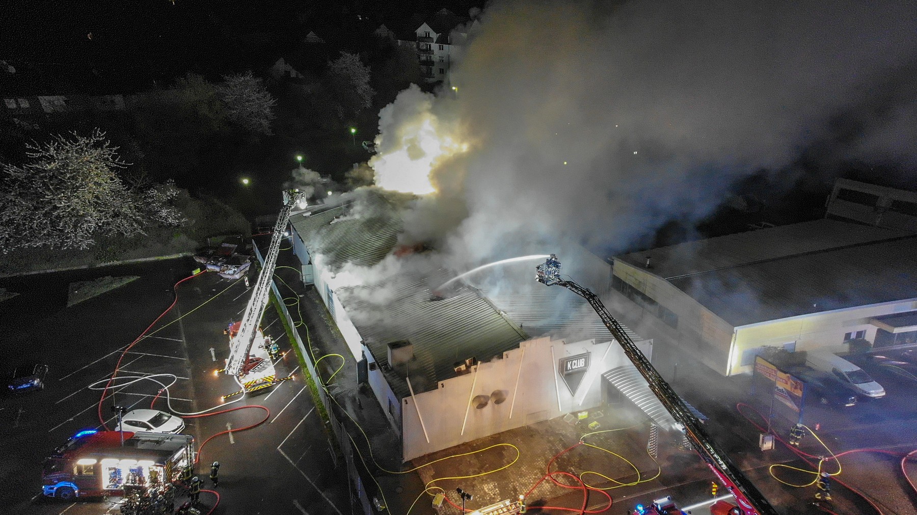 Incendiu devastator într-un club din Germania: aproximativ 750 de persoane erau prezente în interior.