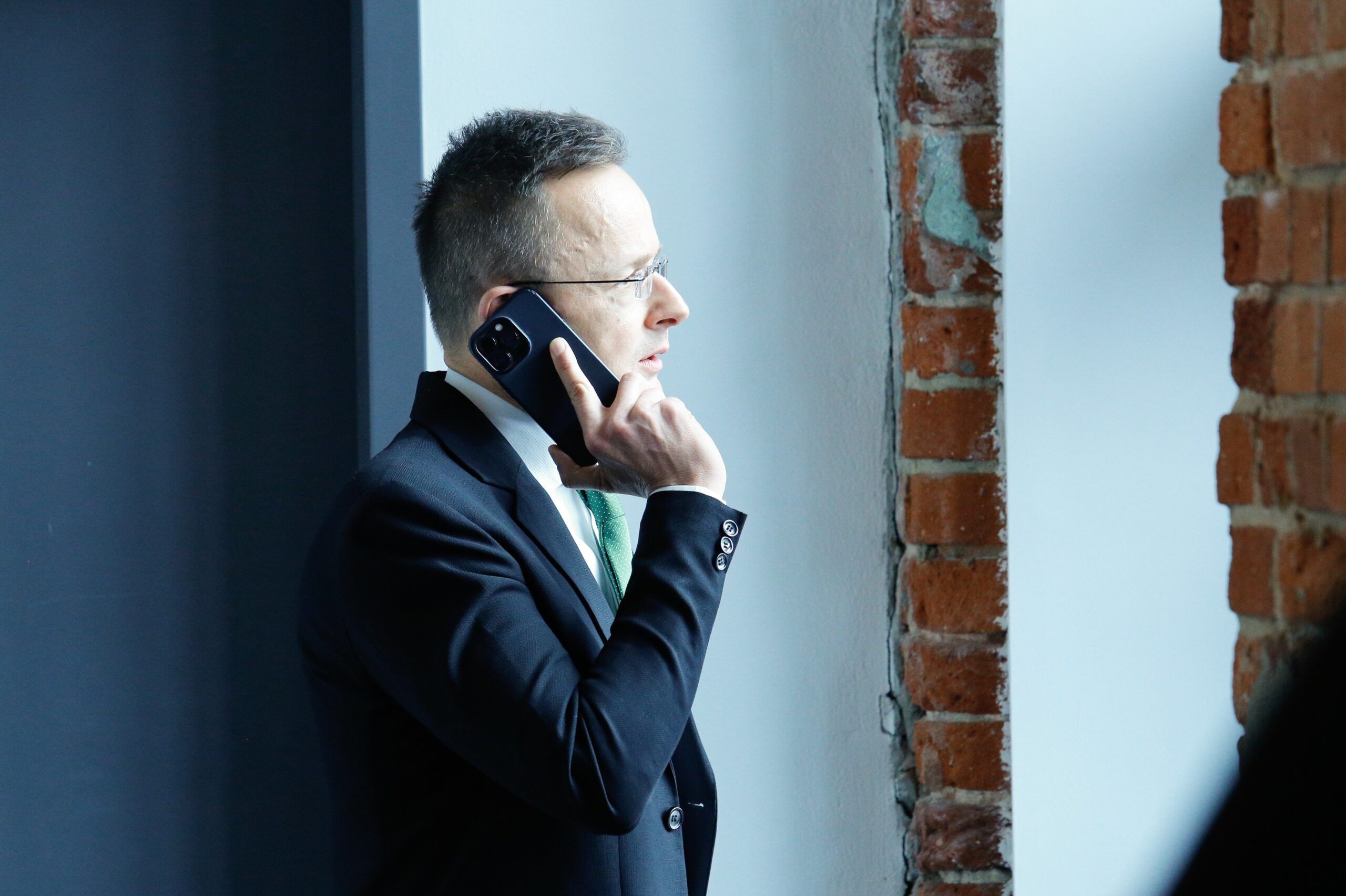 Investigație în Ungaria după acuzațiile că informațiile liderilor UE erau transmise Rusiei. Szijjarto: „Servicii secrete străine mi-au interceptat telefonul”