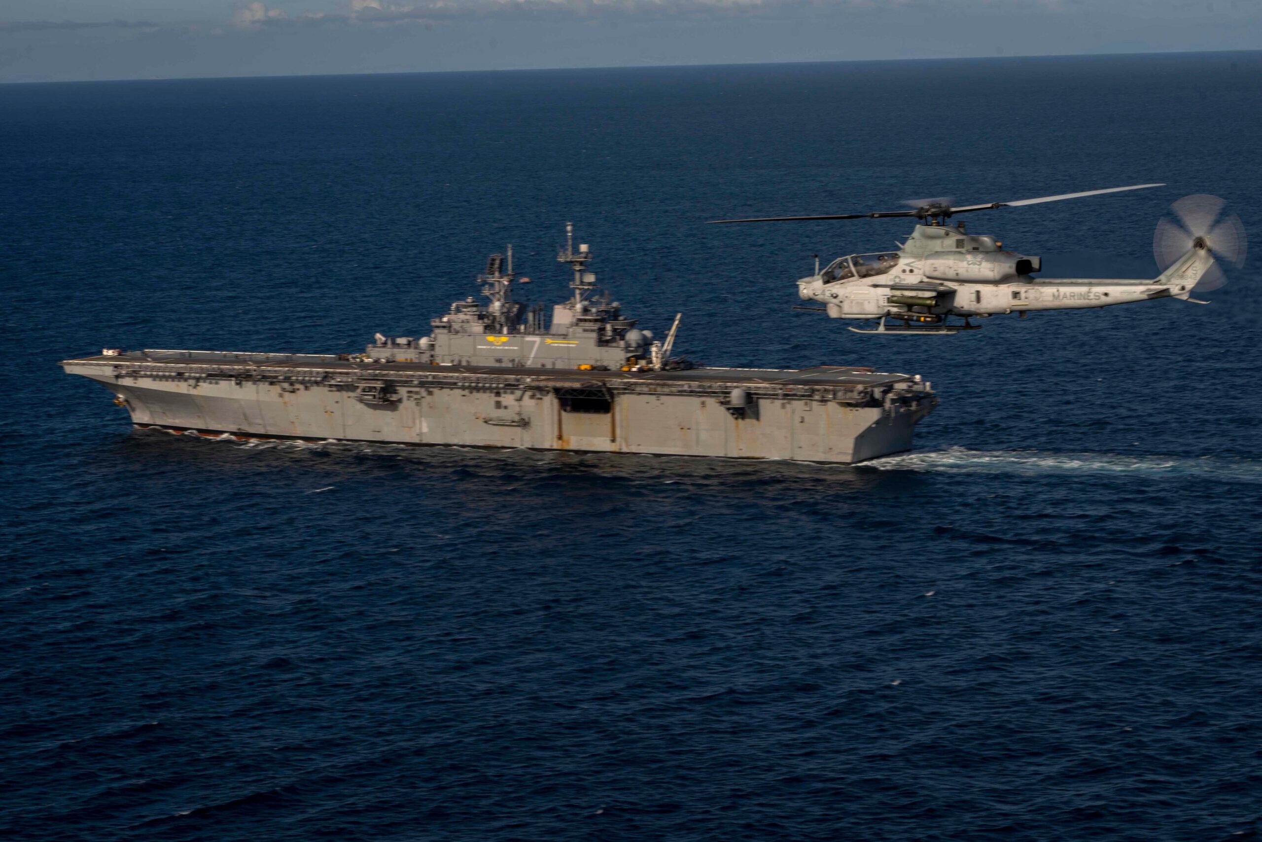 Pușcașii marini americani au ajuns în Orientul Mijlociu cu o navă masivă. USS Tripoli seamănă cu un portavion, dar are un alt scop.