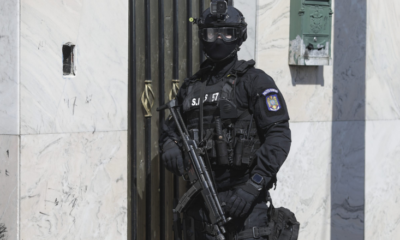 Români păgubiți după ce au achitat în avans pentru locuințe „la cheie”. Poliția a efectuat percheziții într-un caz de 1,6 milioane de lei.