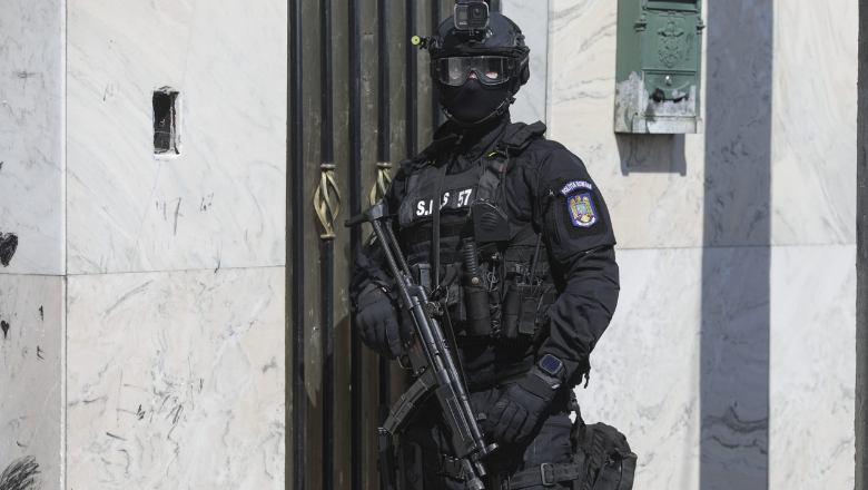 Români păgubiți după ce au achitat în avans pentru locuințe „la cheie”. Poliția a efectuat percheziții într-un caz de 1,6 milioane de lei.