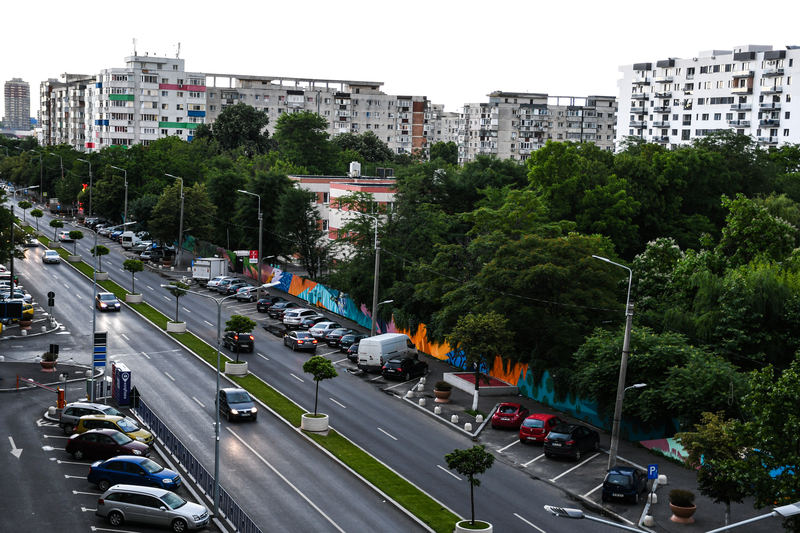 În Bucureștiul contemporan, marcat de bulevarde ample și clădiri construite rapid, puține locuri mai conservă amintirea orașului din trecut.