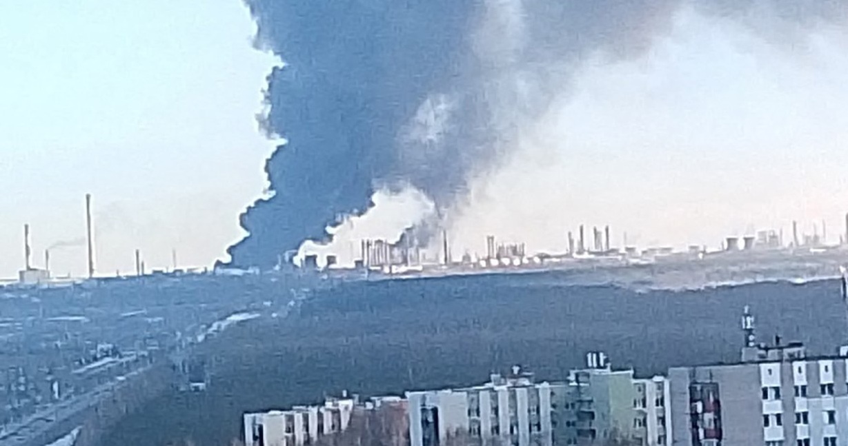 Zeci de victime în urma unei explozii într-o uzină petrochimică importantă din Rusia.