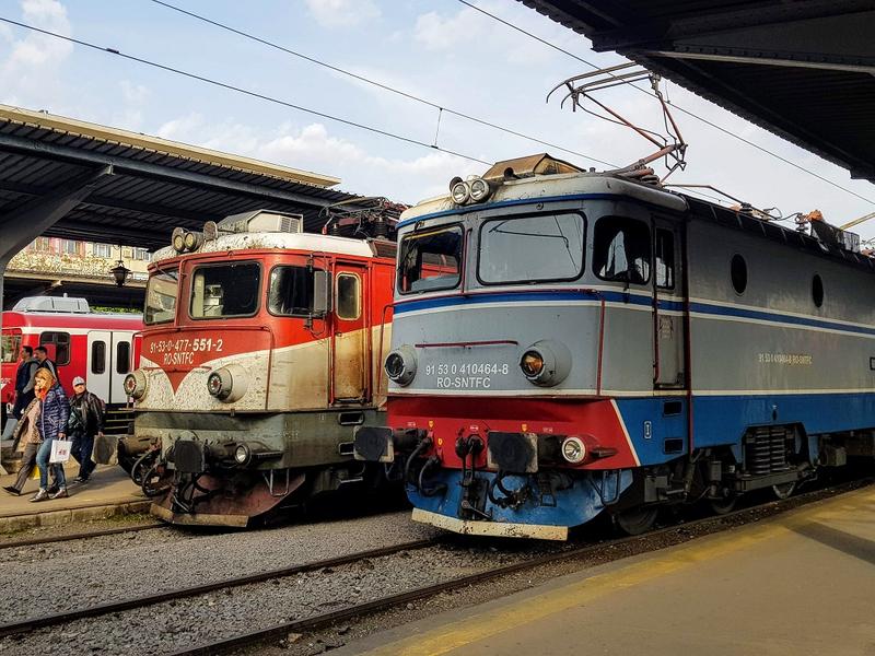 Un tren de călători a fost direcționat greșit dintr-o gară din Galați, iar mecanicul de locomotivă a realizat eroarea la timp.