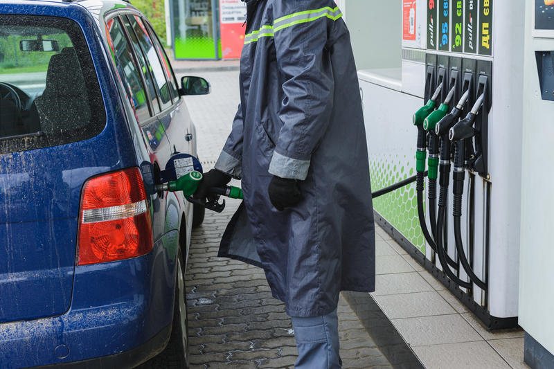 Premierul promite intervenții asupra prețului carburanților dacă „situația nu se va calma”