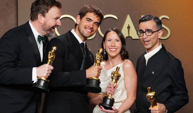 Cine este Natalie Musteață, regizoarea română premiată cu Oscar pentru filmul distopic „Two People Exchanging Saliva”