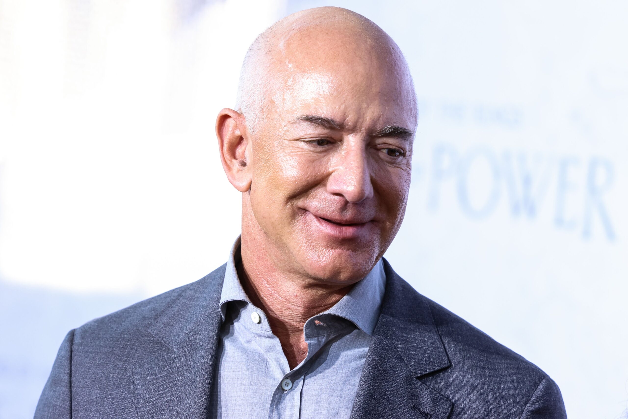 Jeff Bezos intenționează să dezvolte o rețea vastă de sateliți pentru centre de date în spațiu, întâmpinând „obstacole severe” pe Pământ.