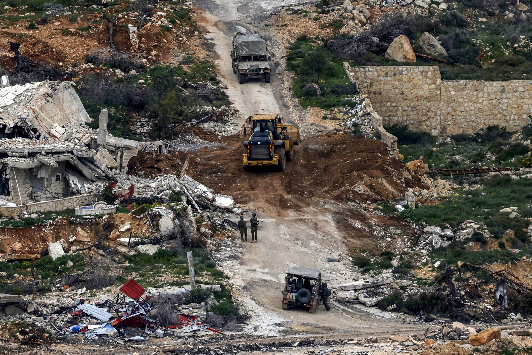 Tactica Israelului în ofensiva intensificată din Liban: Armata a primit instrucțiuni să distrugă poduri și să dărâme case.