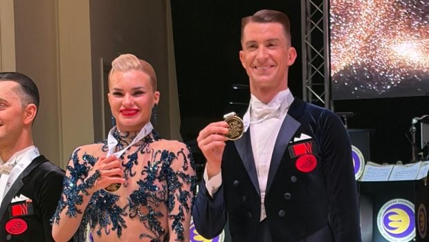 Dansatorii Rareș Cojoc și Andreea Matei au obținut victoria la cel mai vechi festival de dans din lume. Triumf remarcabil la Grand Slamul WDSF de la Blackpool.
