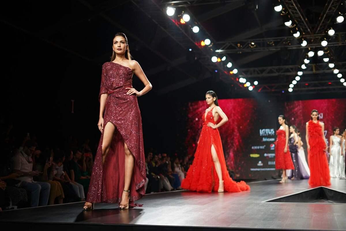 Rochii elegante aprobate de pe podium – 10 ținute pe care le-ar purta personajele din „Diavolul se îmbracă de la Prada 2″ în 2026