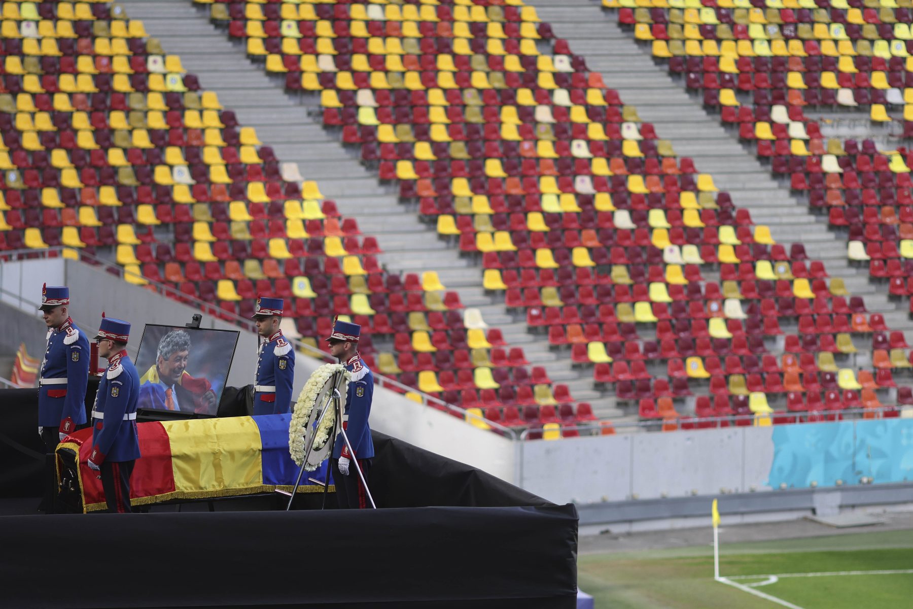 Sicriul cu trupul neînsufleţit al lui Mircea Lucescu a fost depus la Arena Naţională.